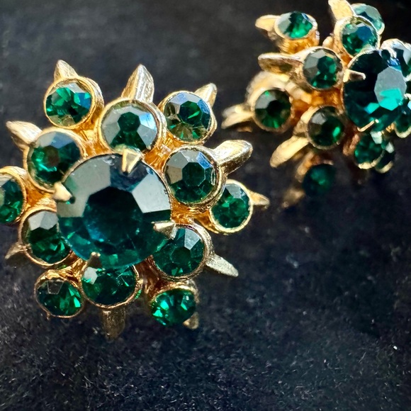 Vintage Green Rhinestone Snowflake Earrings,1960's Vintage Clip on Earrings - Picture 6 of 6